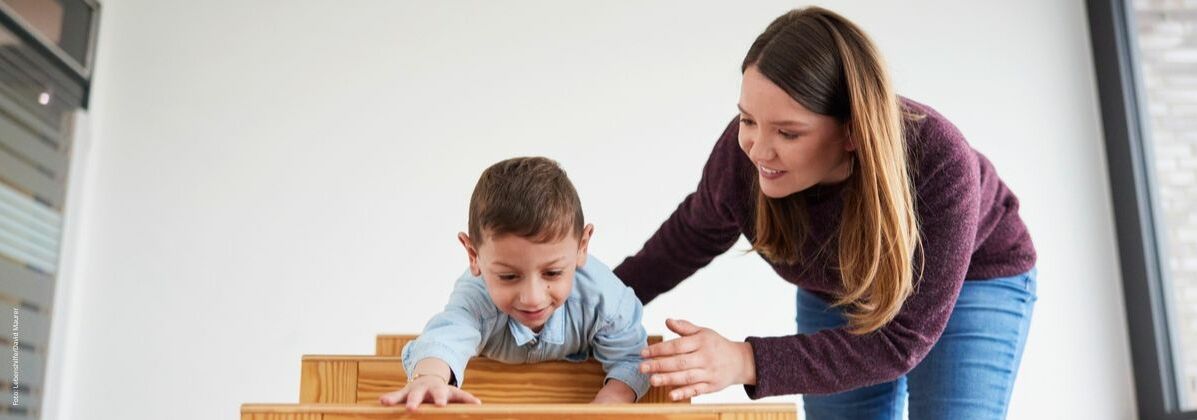 Eine Therapeutin mit einem kleinen Jungen. Über die Heilpädagogische Tagesstätte können die Schüler Beratung und Therapie in Anspruch nehmen